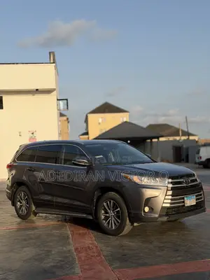 Toyota Highlander XLE 4x4 V6 (3.5L 6cyl 8A) 2017 Gray