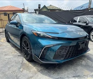 Toyota Camry SE 2024 Blue