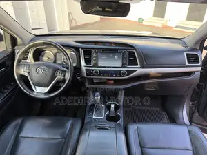 Toyota Highlander XLE 4x4 V6 (3.5L 6cyl 8A) 2017 Gray