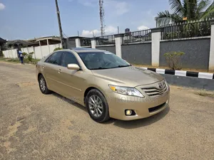 Toyota Camry XLE V6 4dr Sedan (3.5L 6cyl 6A) 2011 Gold