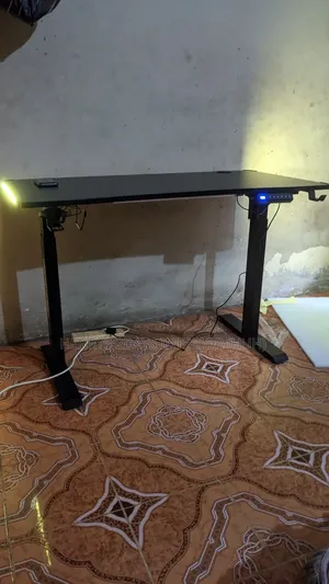 Ajustable Eletric Table Black and White