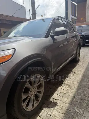 Ford Explorer XLT 2022 Gray
