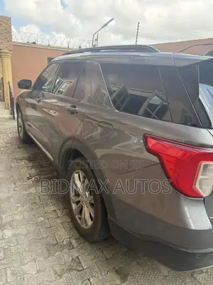 Ford Explorer XLT 2022 Gray
