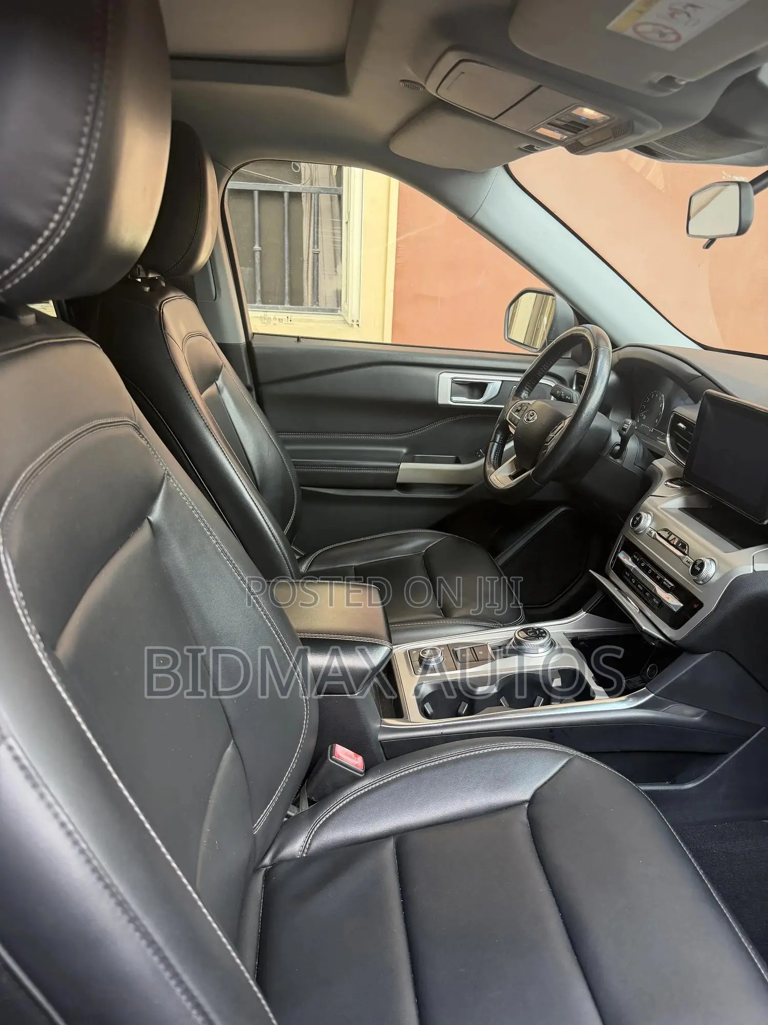 Ford Explorer XLT 2022 Gray