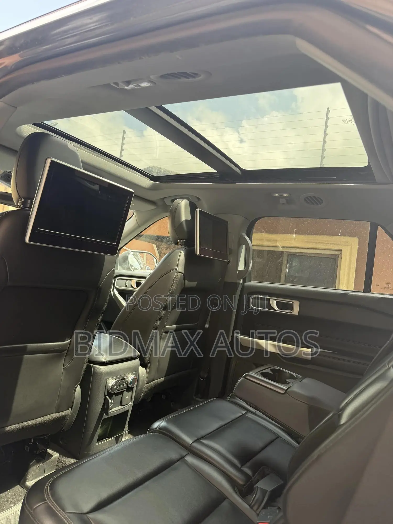 Ford Explorer XLT 2022 Gray