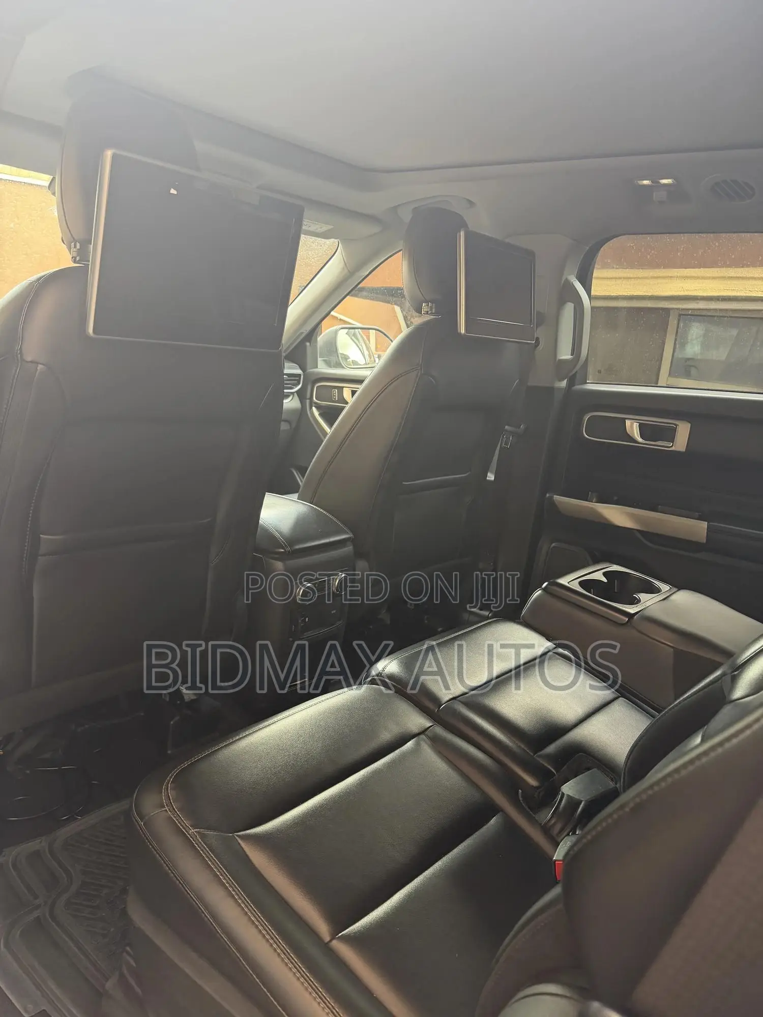 Ford Explorer XLT 2022 Gray