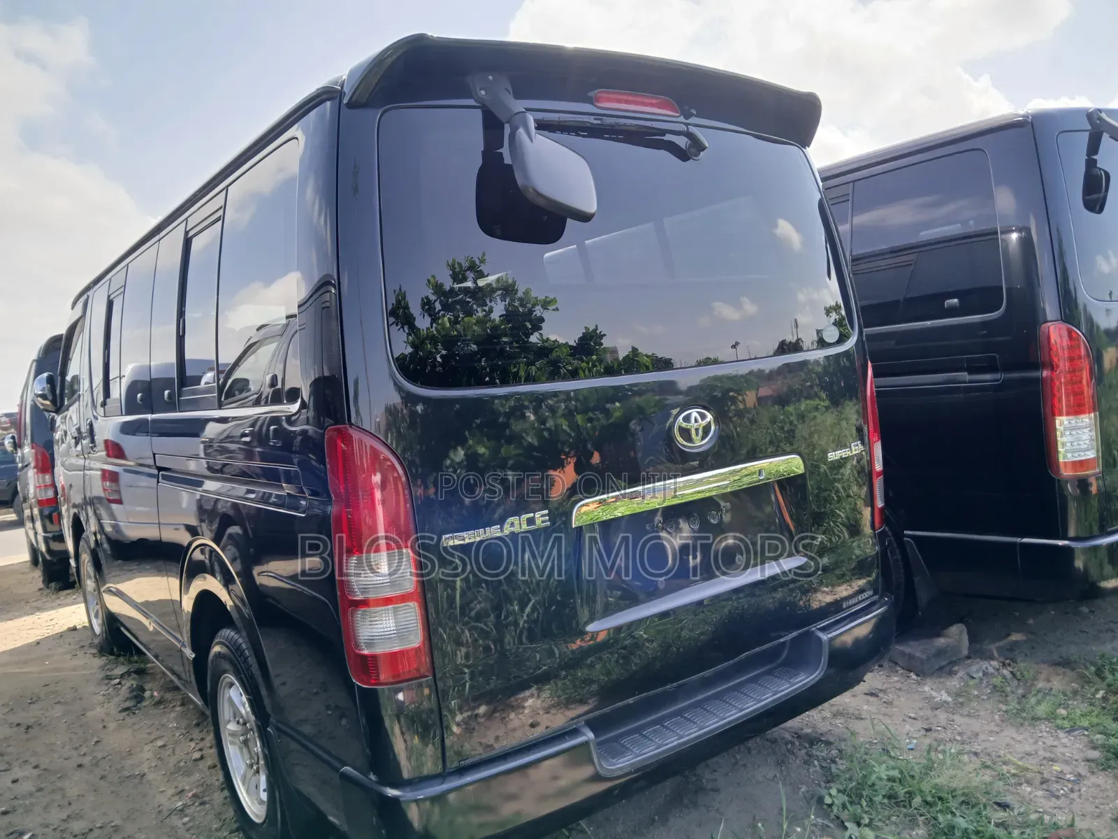 Toyota HiAce 2013 Black