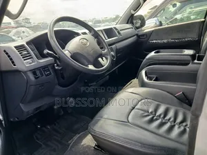 Toyota HiAce 2015 Silver