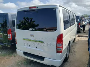 Toyota HiAce 2013 White
