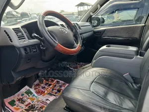 Toyota HiAce 2012 Silver