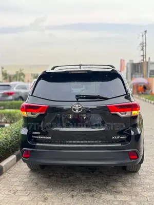 Toyota Highlander XLE 4x4 V6 (3.5L 6cyl 8A) 2018 Black