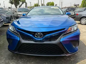 Toyota Camry SE FWD (2.5L 4cyl 8AM) 2018 Blue