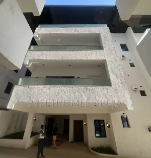 Exquisite 4 Bedrooms Terrace With Bq