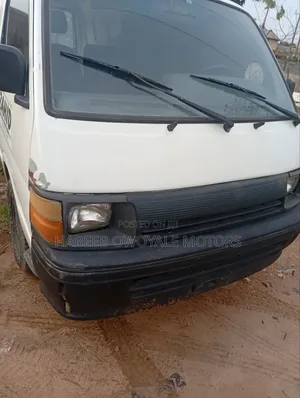 Toyota HiAce 2002 Yellow