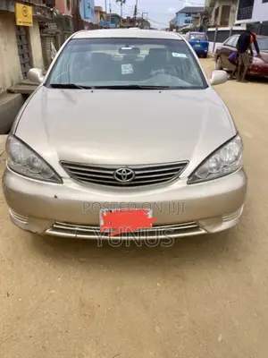 Toyota Camry 2.4 XLE 2005 Gold