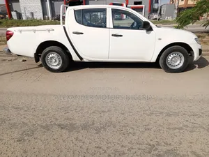 Mitsubishi L200 Double Cab 2.4 4WD 2004 White