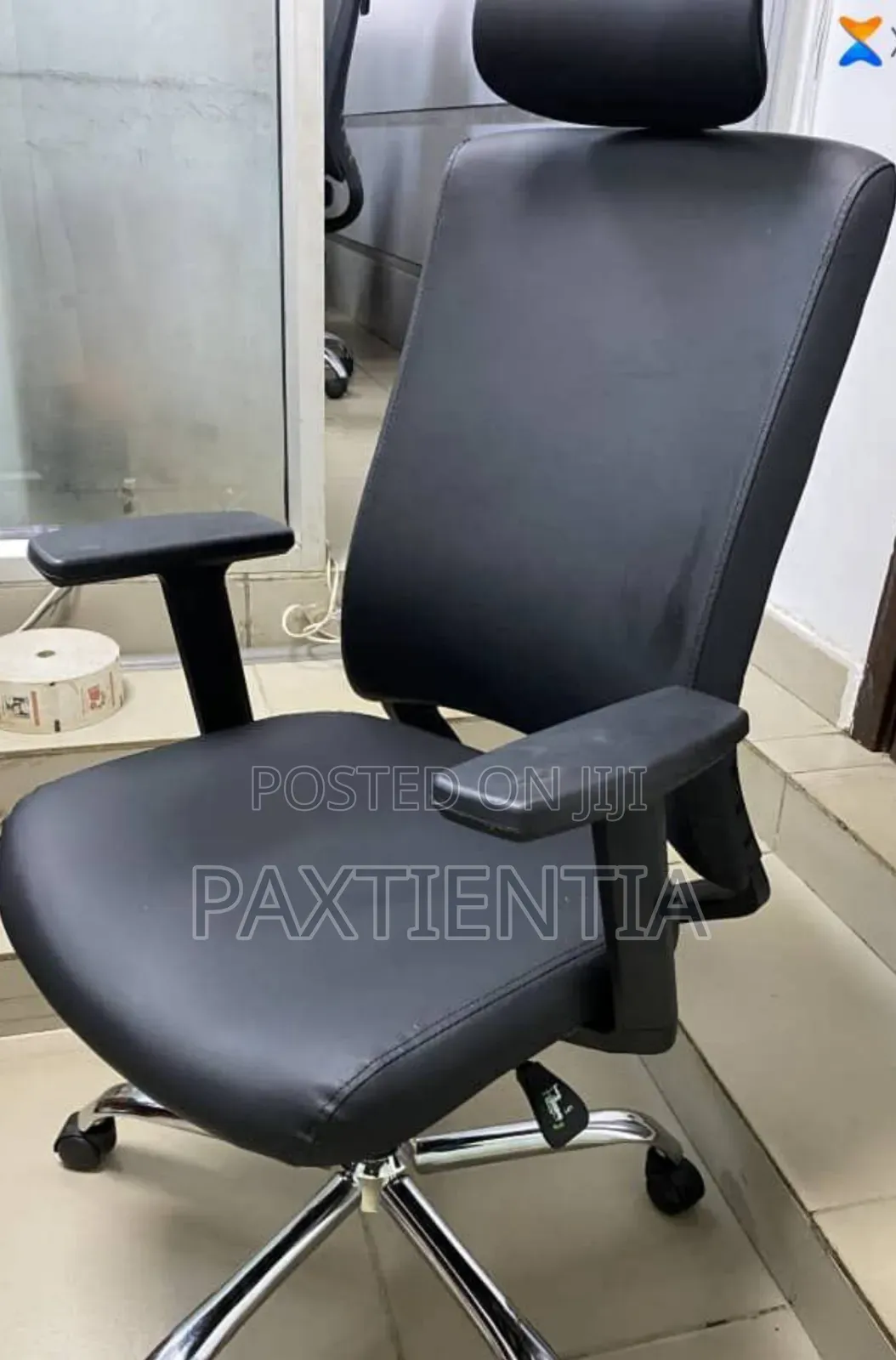 Executive Swivel Chair With Flat Handrest (Black)