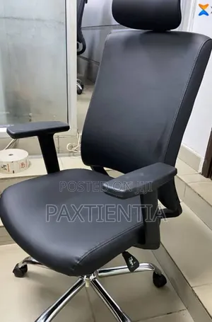 Executive Swivel Chair With Flat Handrest (Black)