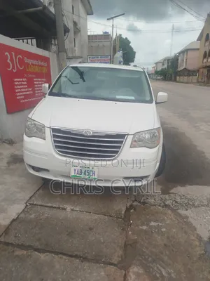 Chrysler Town & Country 2011 White