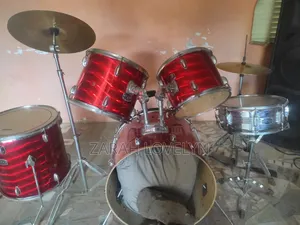 Fairly Used 7pcs Yamaha Drum Set