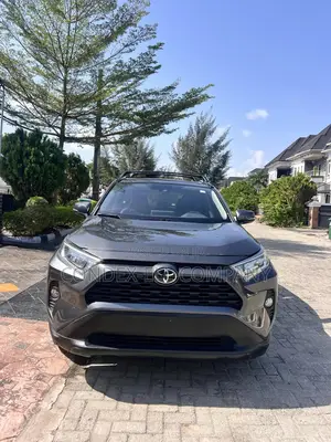 Toyota RAV4 XLE 2022 Gray