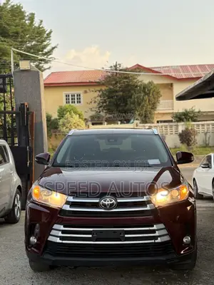 Toyota Highlander XLE 4x2 V6 (3.5L 6cyl 8A) 2017 Maroon