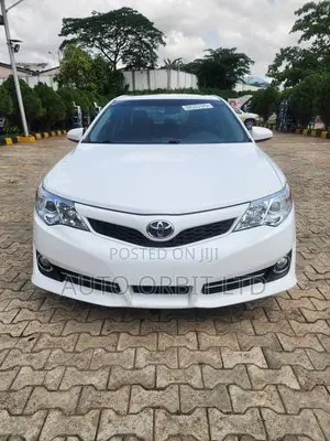 Toyota Camry SE V6 4dr Sedan (3.5L 6cyl 6A) 2013 White