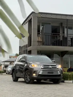 Toyota Highlander XLE 4x4 V6 (3.5L 6cyl 8A) 2017 Gray