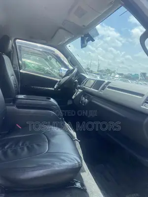Toyota HiAce 2015 Silver