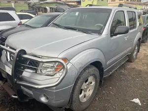 Nissan Pathfinder 2006 Silver