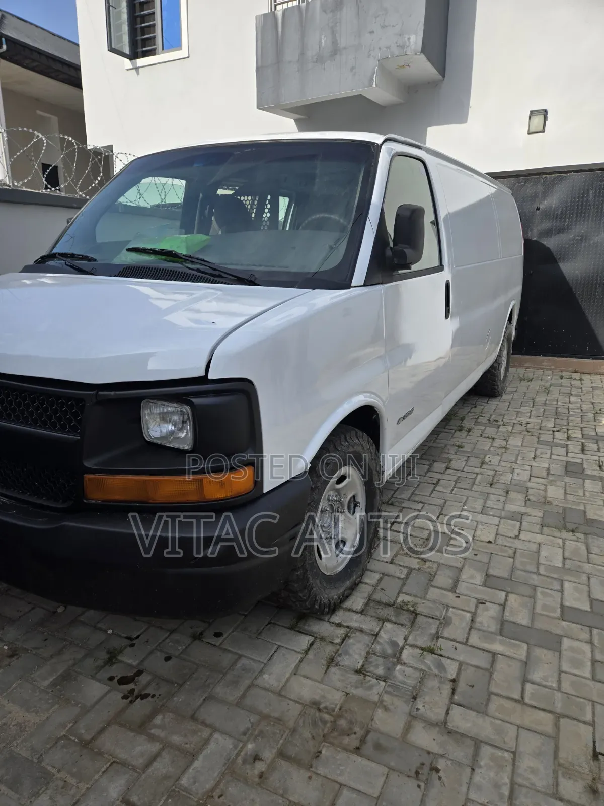 Chevrolet 3500 2004 White