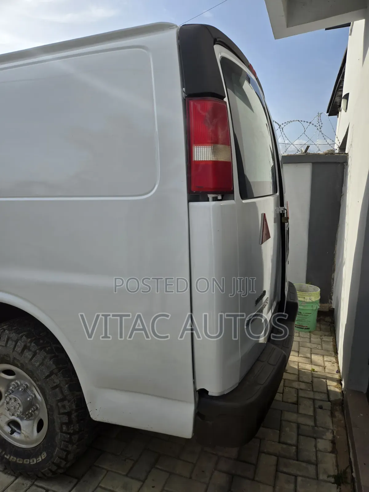 Chevrolet 3500 2004 White