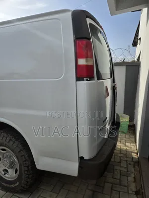 Chevrolet 3500 2004 White