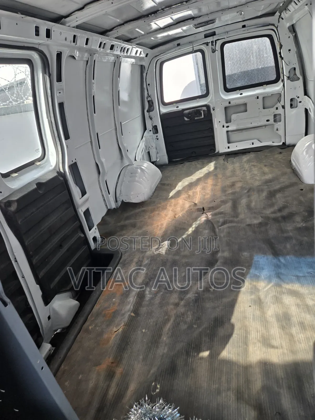 Chevrolet 3500 2004 White