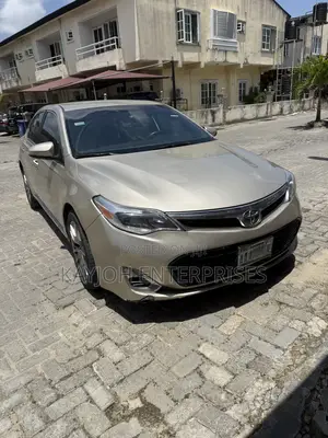 Toyota Avalon XLE Touring 4dr Sedan (3.5L 6cyl 6A) 2015 Gold