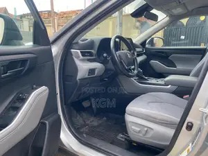 Toyota Highlander LE 2021 Gray