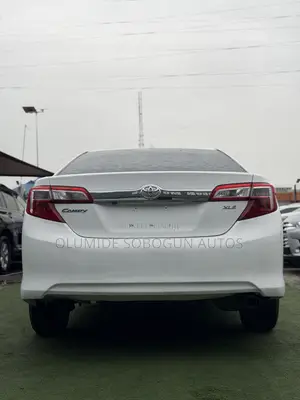 Toyota Camry XLE 4dr Sedan (2.5L 4cyl 6A) 2014 White