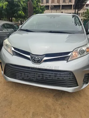 Toyota Sienna LE 8-Passenger 2021 Silver