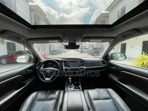 Toyota Highlander SE 4x4 V6 (3.5L 6cyl 8A) 2018 White