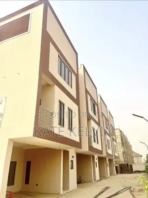 5bdrm Townhouse/Terrace in Sincerity Height, Life Camp for sale