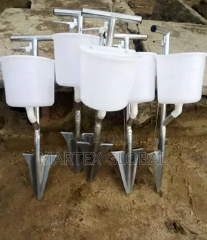 Shovel Type Fertiliser Applicator