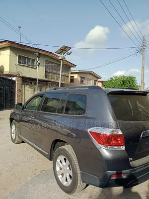 Toyota Highlander SE 2012 Beige
