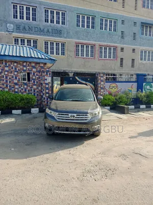 Toyota Highlander SE 2012 Beige
