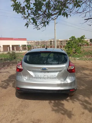 Ford Focus SE Hatchback FWD (2.0L 4cyl 5M) 2012 Silver