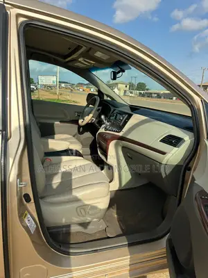 Toyota Sienna 2014 Gold