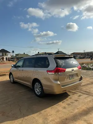 Toyota Sienna 2014 Gold