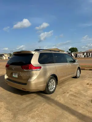 Toyota Sienna 2014 Gold