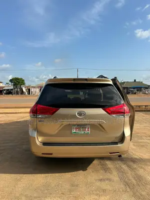 Toyota Sienna 2014 Gold
