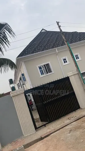3bdrm Block of Flats in Peluseriki, Oluyole Estate for rent