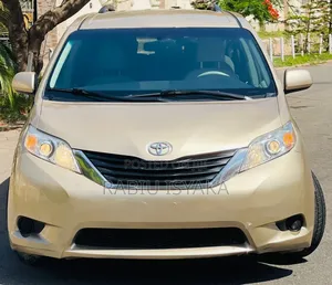 Toyota Sienna 2011 Gold